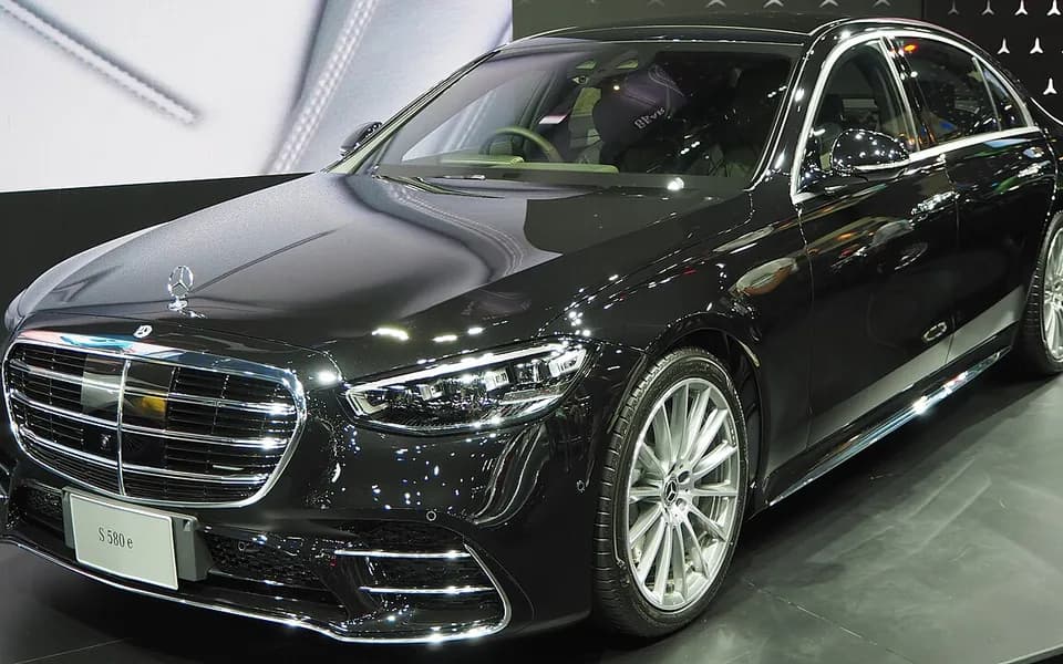 Genesis G90 / Mercedes S-Class